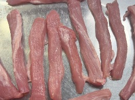 หัวไหล่หมูหั่นเส้น (สำหรับแดดเดียว)